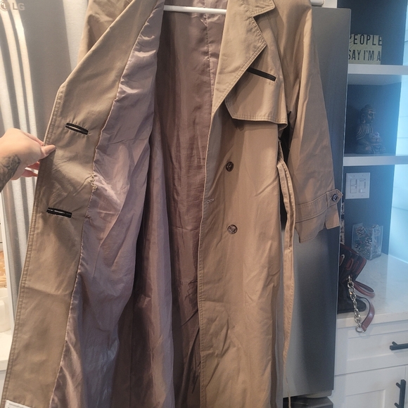 Lovely trench coat. - Picture 8 of 8